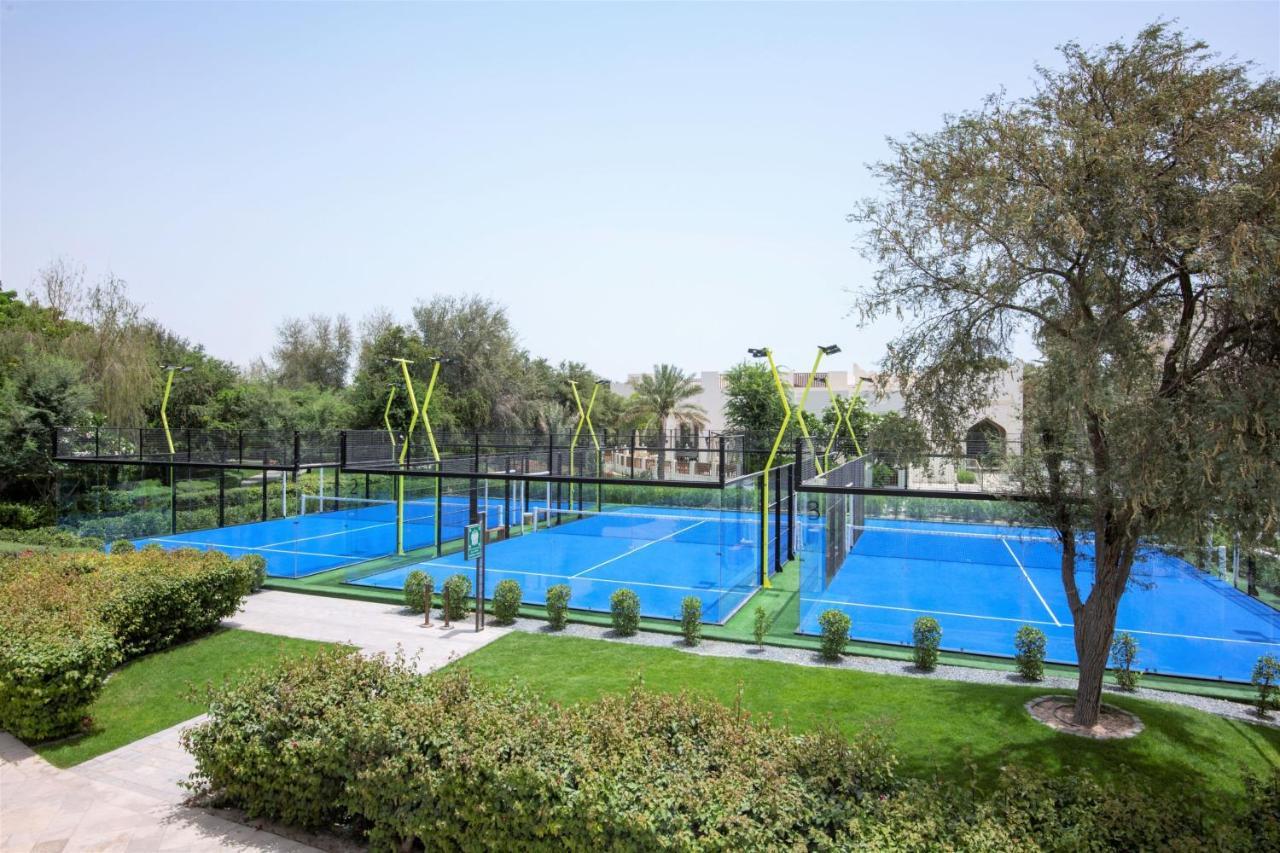 منتجع وسبا المسيلة، لاكشري كوليكشن، الدوحة المظهر الخارجي الصورة Tennis courts at the resort