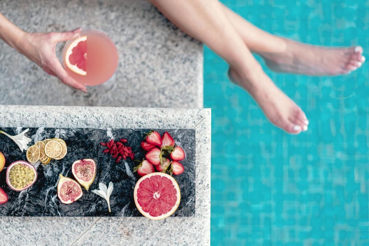 منتجع وسبا المسيلة، لاكشري كوليكشن، الدوحة المظهر الخارجي الصورة A woman holding a grapefruit cocktail