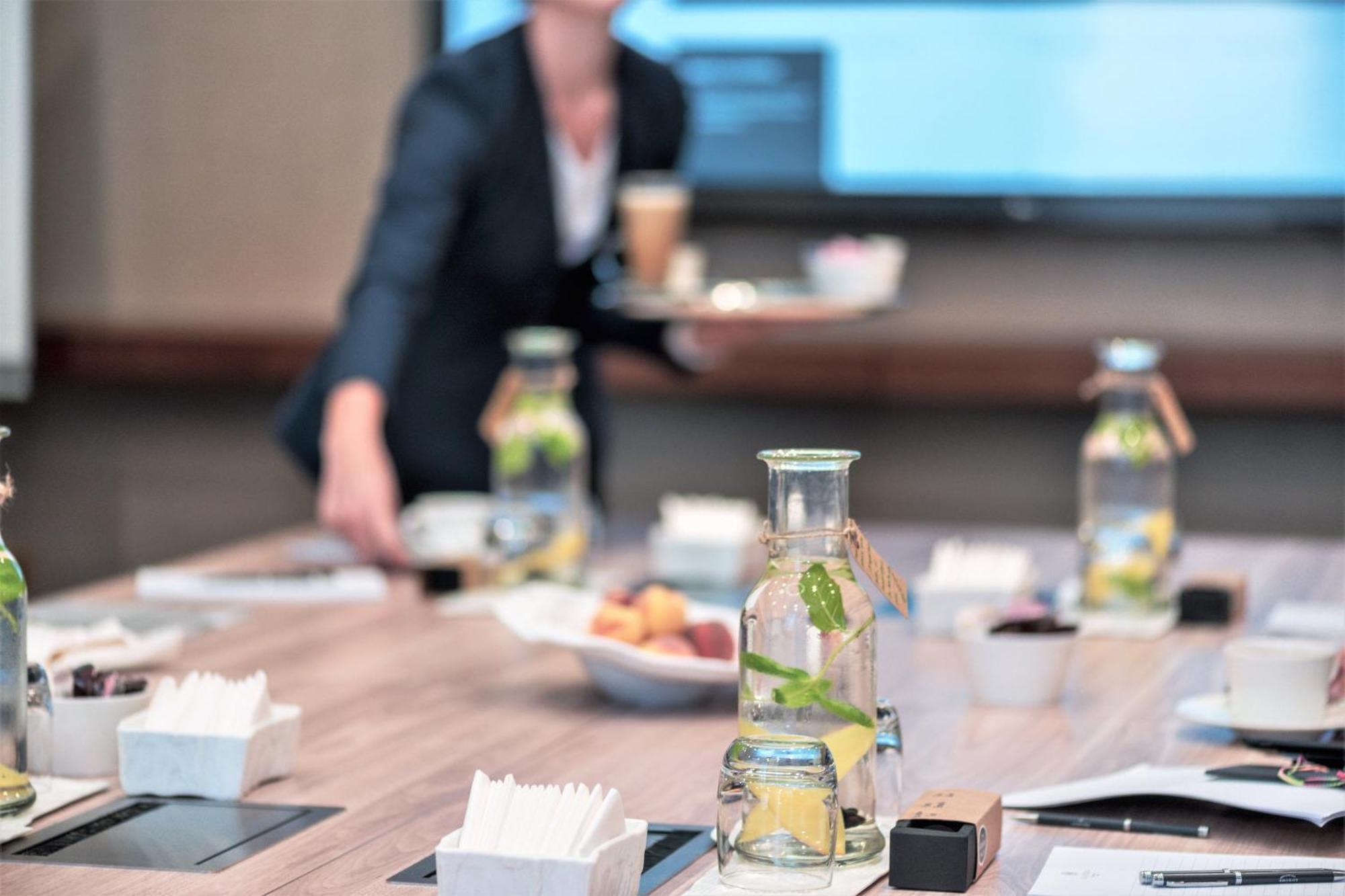 منتجع وسبا المسيلة، لاكشري كوليكشن، الدوحة المظهر الخارجي الصورة A meeting in progress